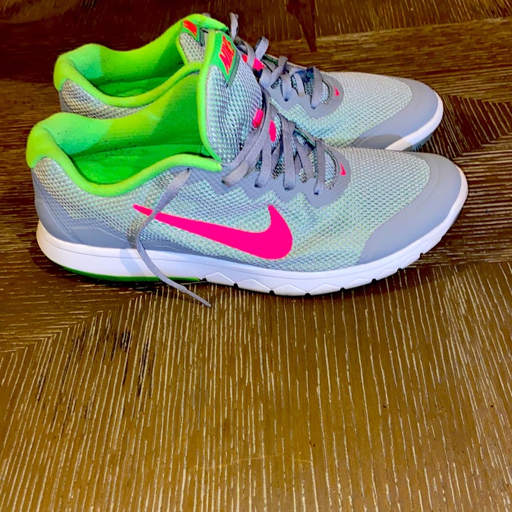 Super cute Nikes great/pink & green size 11